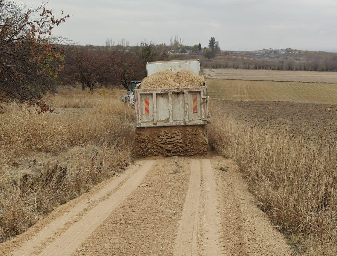 Yazıhan Belediyesi, Dedekargın Mahallesi’nde Yol Yapım Çalışmalarını Sürdürüyor