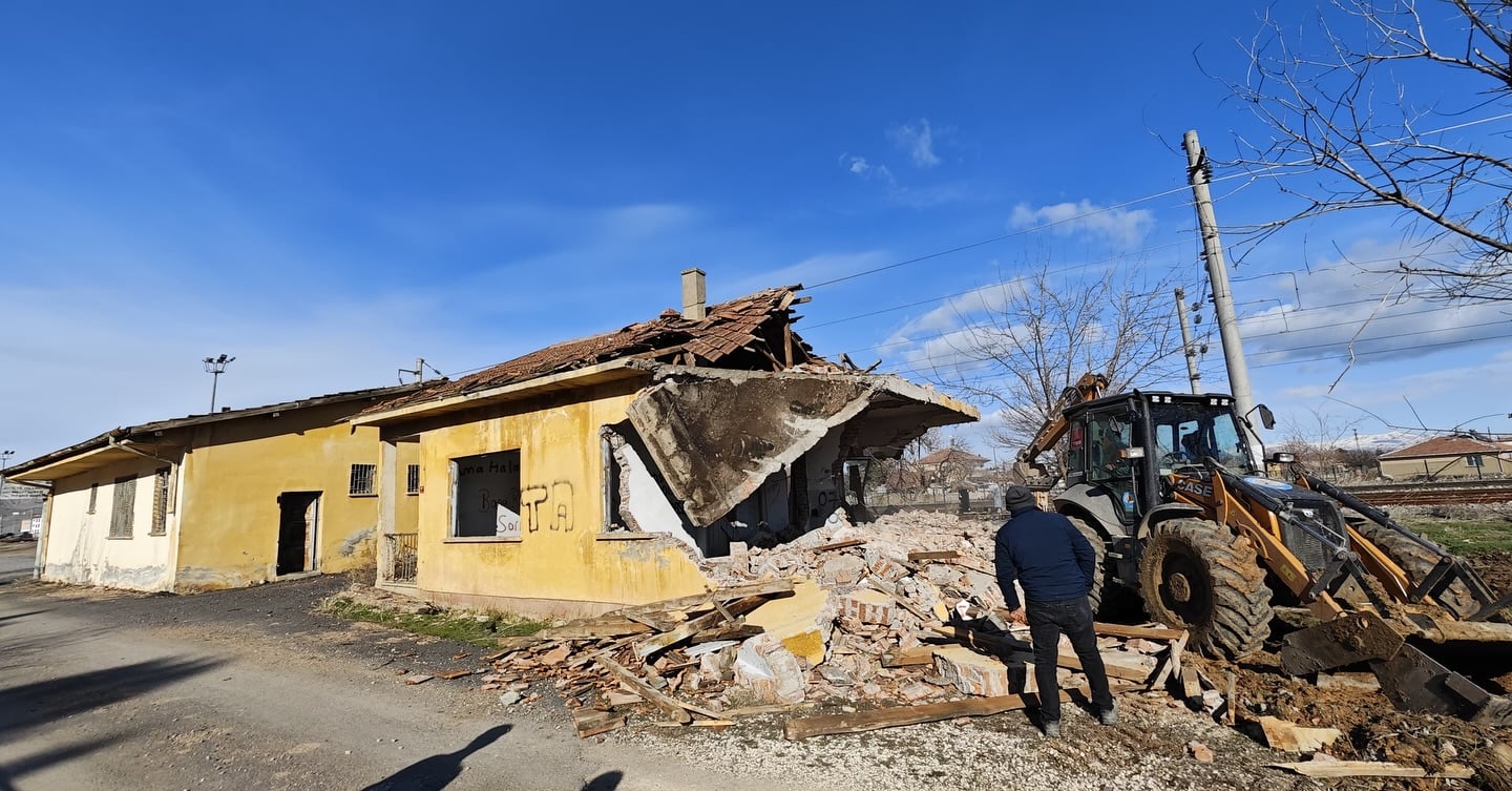 Yazıhan’da Metruk Binalar Tek Tek Yıkılıyor