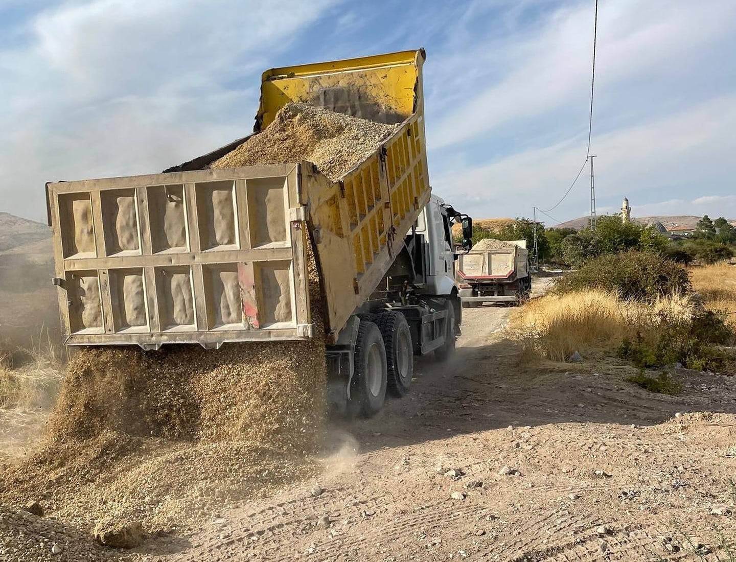 Yazıhan Belediyesi, Fethiye ve Sarsap Mahallelerinde Yol Yapım Çalışmalarını Sürdürüyor