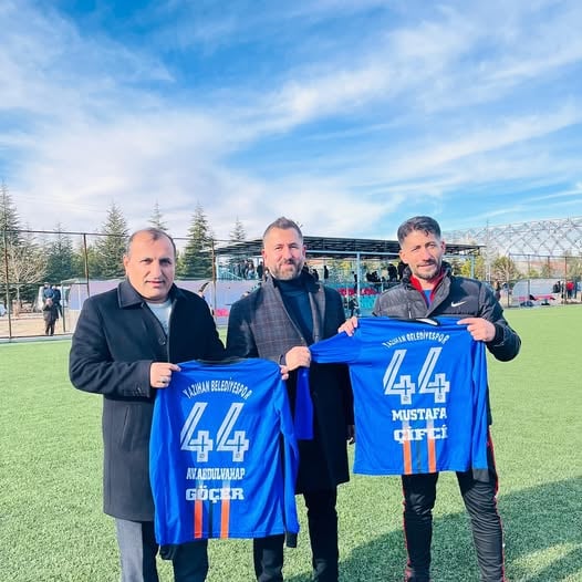 Yazıhan Belediye Spor, Kulüp Başkanı Mustafa Çiftçi ve Belediye Başkanı Göçer’e Forma Takdim Etti